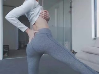 了不起 金发 青少年 脱衣舞 同 完美 奶 和 不错 屁股 在 yogapants