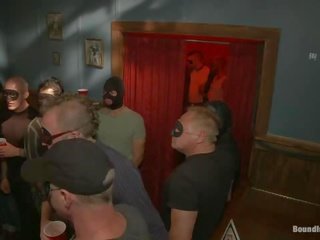 Captured knoflíček je brutálně použitý v a bar plný na concupiscent maskovaný muži