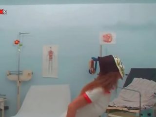 Bionda hottie prende suo vagina leccato da pisciare giovane femmina infermiera