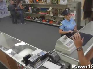 Cảnh sát mademoiselle sự nịnh hót một thứ cuốc vì tiền trong các cửa hàng