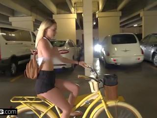 Amatør tenåring kenzie pov faen i offentlig bike rom